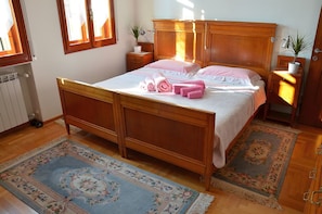 Cubrecamas, escritorio, wifi gratis y ropa de cama
