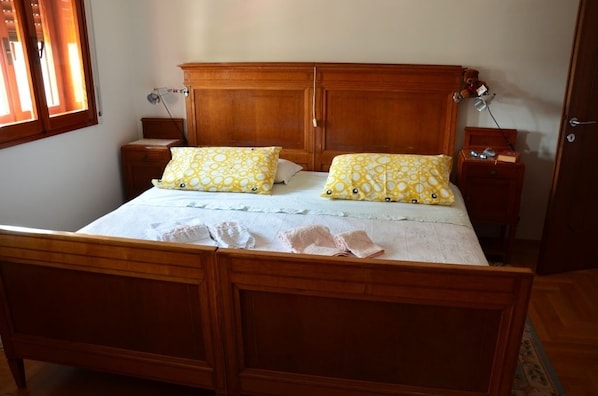 Cubrecamas, escritorio, wifi gratis y ropa de cama