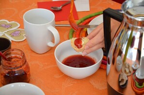 Desayuno con opciones de la cocina local diario (EUR 5 por persona)