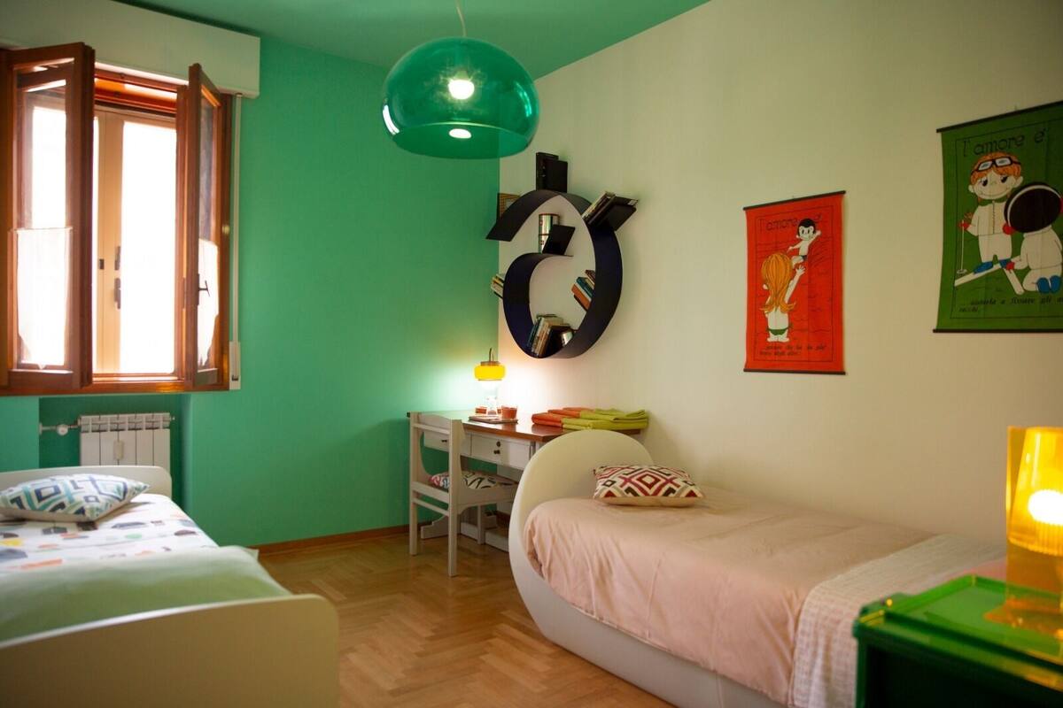 Cubrecamas, escritorio, wifi gratis y ropa de cama