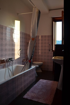 Bañera, artículos de tocador gratuitos, secador de pelo, pantuflas