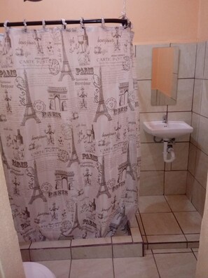 Habitación básica doble, no fumadores, baño compartido | Baño | Ducha y toallas