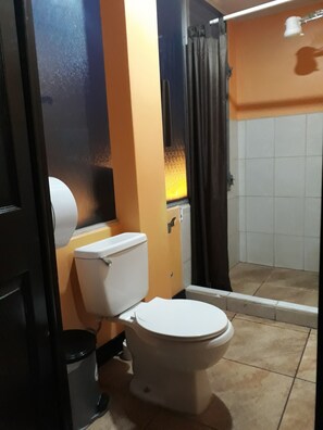 Bathroom - Hotel Latino (San José)