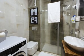 Leilighet – city, 2 soverom, terrasse | Bad | Dusj, dusjhode med hydromassaje, toalettartikler (inkludert) og hårføner