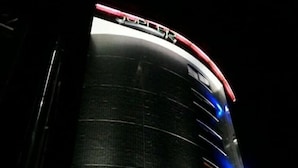 Un edificio alto con un llamativo letrero que dice 
