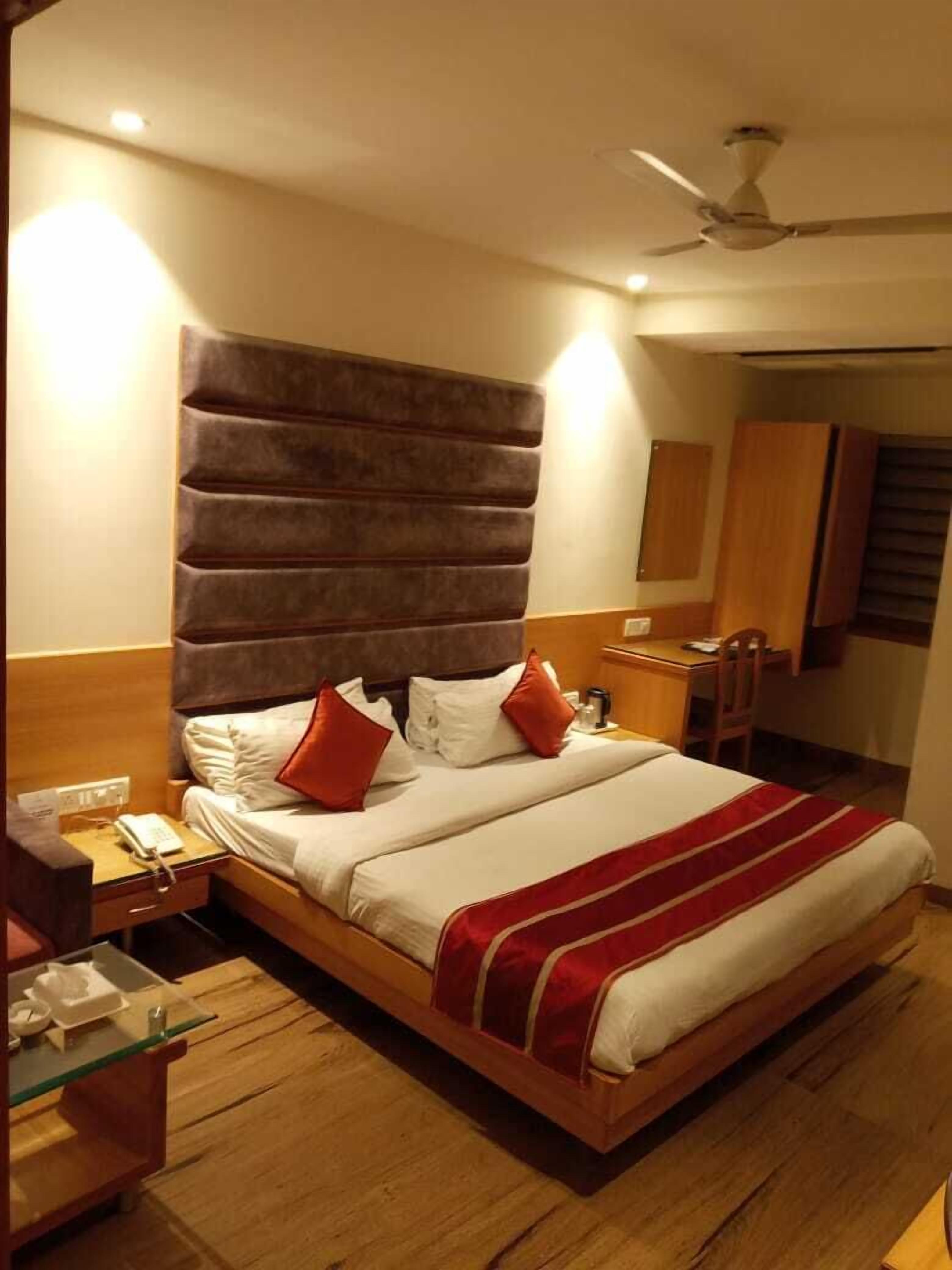 Una cassaforte in camera, tende oscuranti