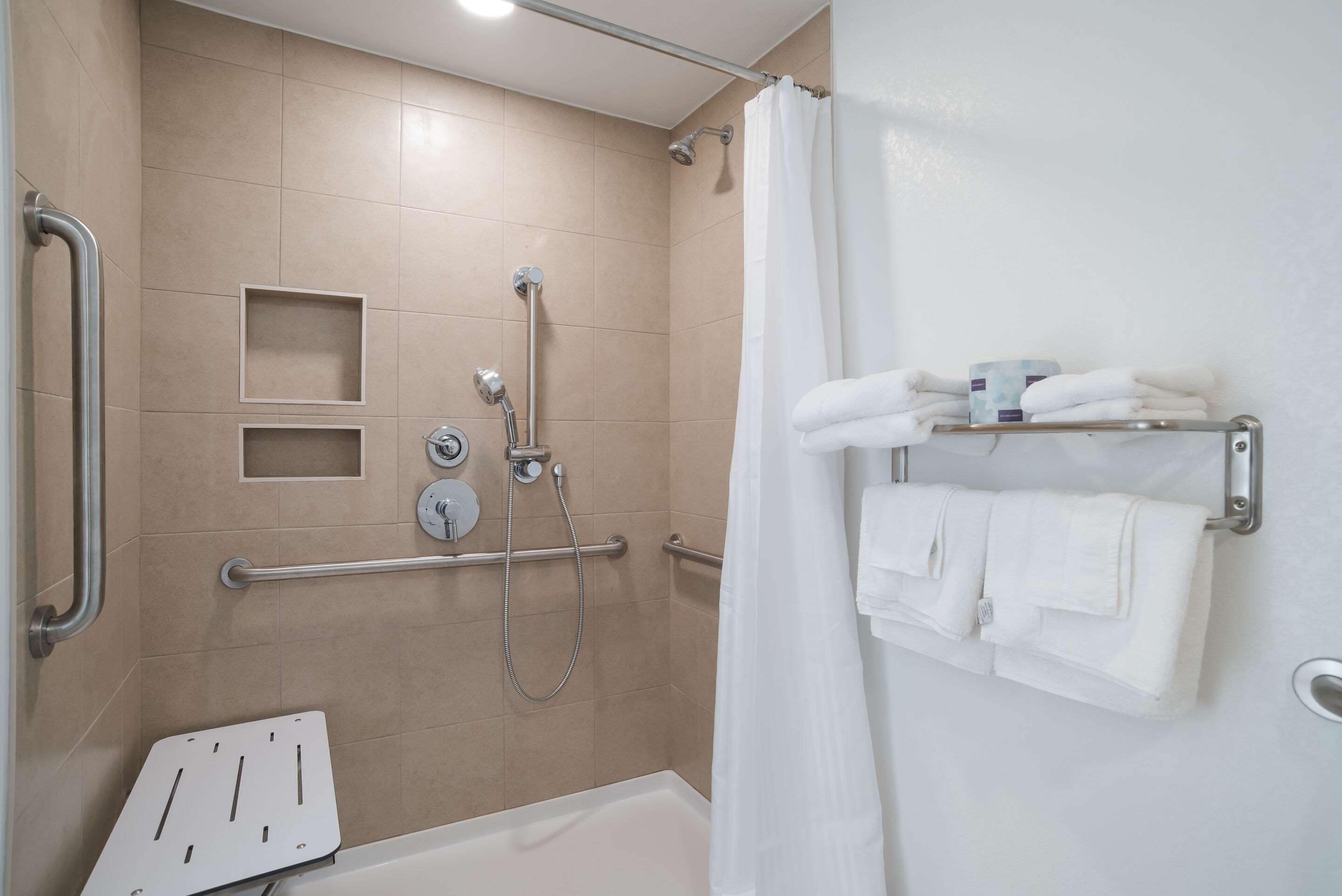 Bañera con ducha, artículos de tocador gratuitos, secador de pelo