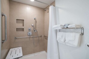 Een bad/douchecombinatie, gratis toiletartikelen, een haardroger