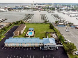 Un puerto deportivo con barcos amarrados, una piscina y un edificio con aparcamiento.