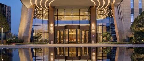 Alberca techada y alberca al aire libre