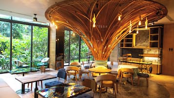 Se sirven desayunos y cenas; con vista al jardín