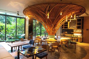 Serveert ontbijt en diner, tuinzicht