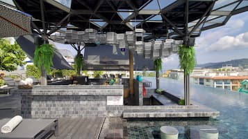 2 bars/lounges, swim-up bar, poolside bar