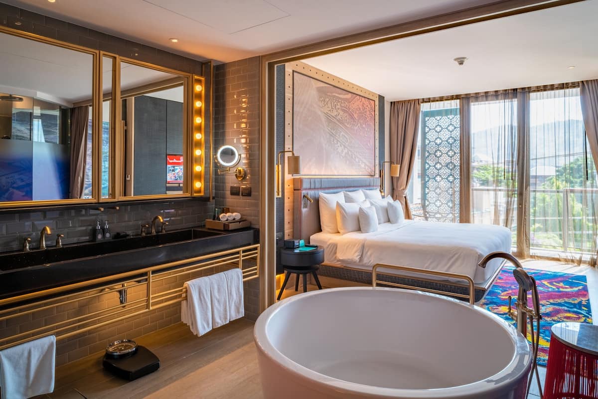 suite, 1 bedroom, city view | room amenity