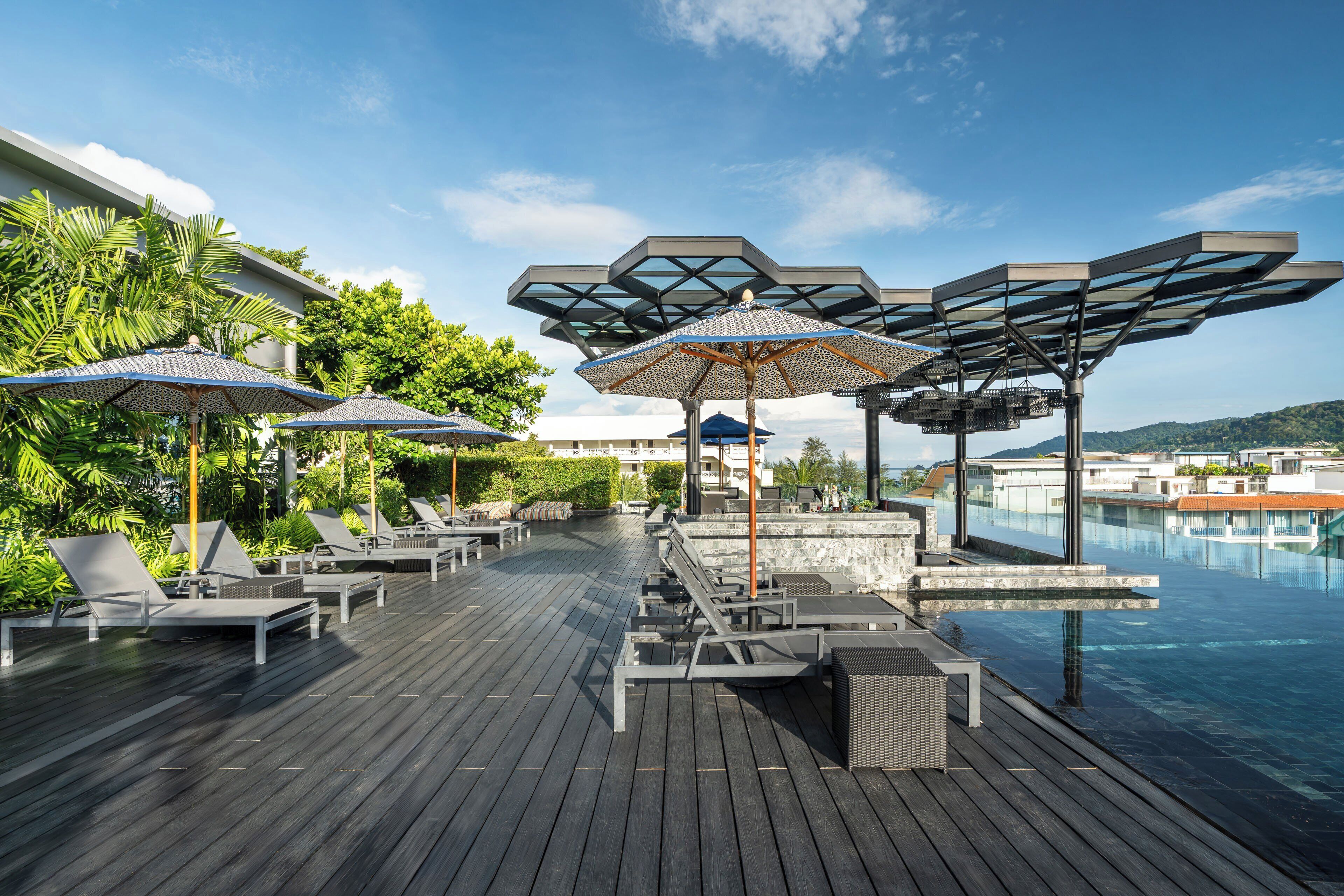 室外泳池；07:00 至 21:00 開放；泳池傘、躺椅