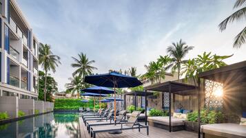 Standard Room, 1 King Bed, Pool Access | 1 bedroom, premium bedding, free minibar items, in-room safe