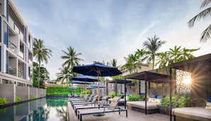 Standard Room, 1 King Bed, Pool Access | 1 bedroom, premium bedding, free minibar items, in-room safe