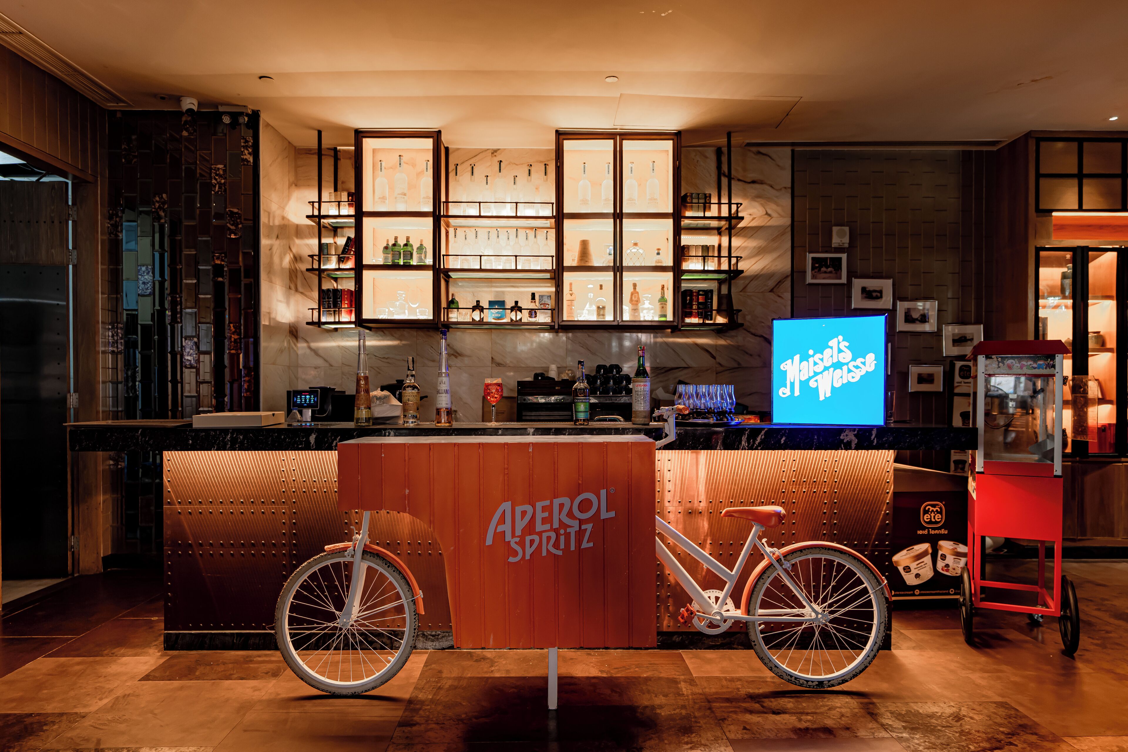 2 bars/lounges, swim-up bar, poolside bar