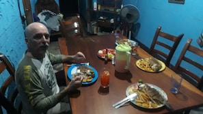 S'hi serveixen esmorzars, dinars i sopars