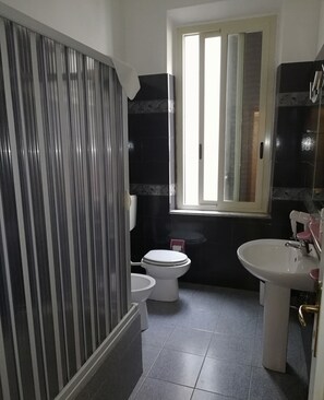 Shower, rainfall showerhead, free toiletries, hair dryer