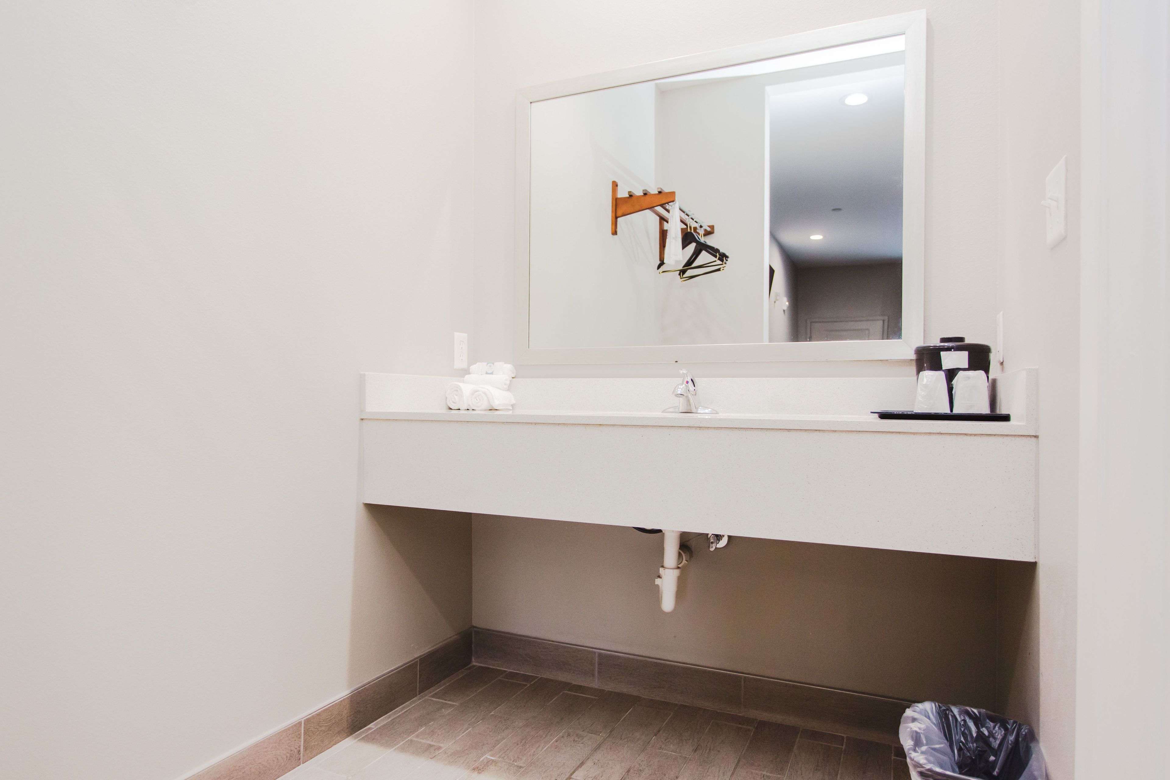 Photo - Express Inn - Spring