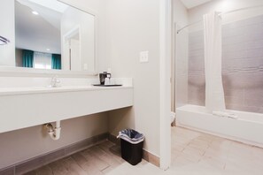 Combined shower/tub, deep soaking tub, free toiletries, towels