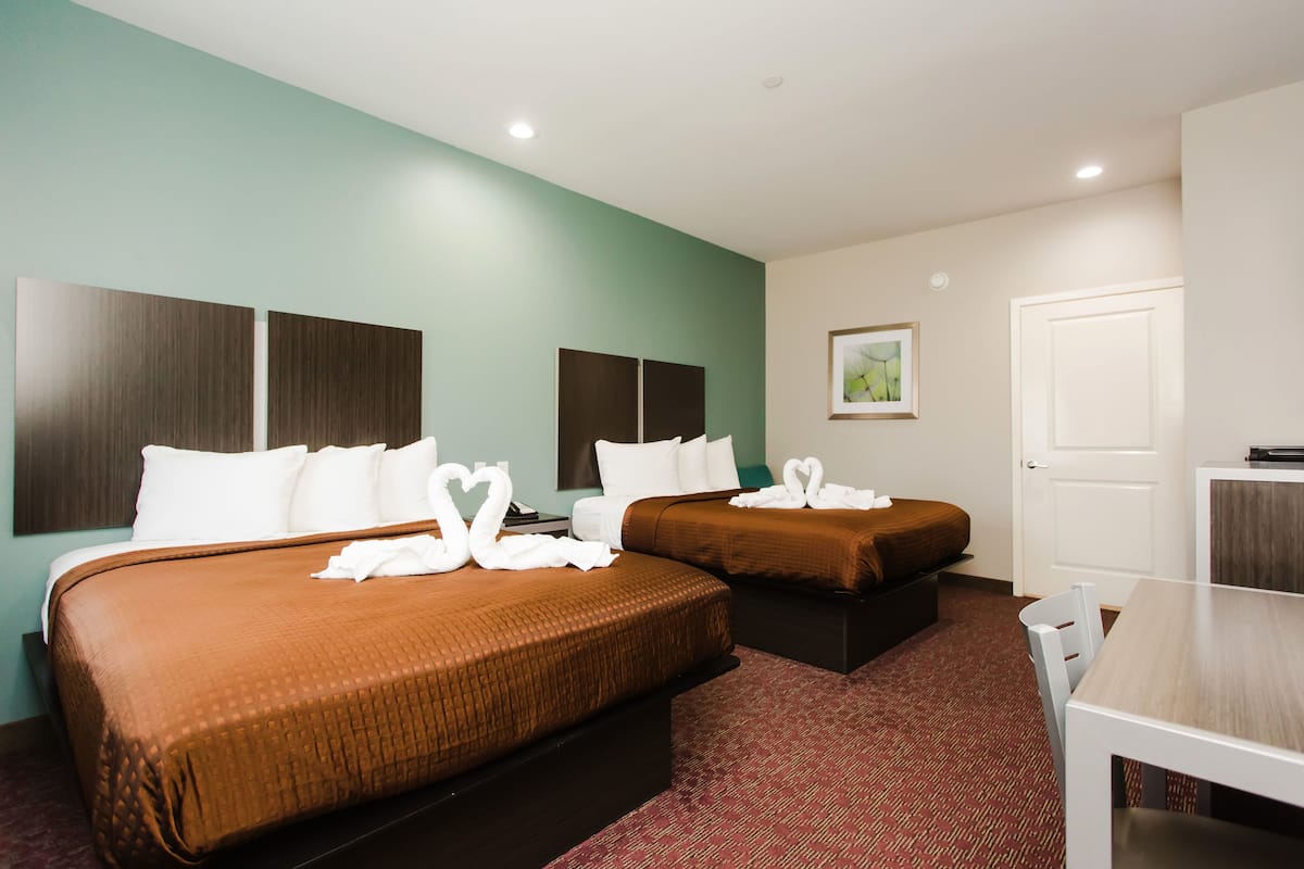 1 bedroom, down comforters, desk, laptop workspace