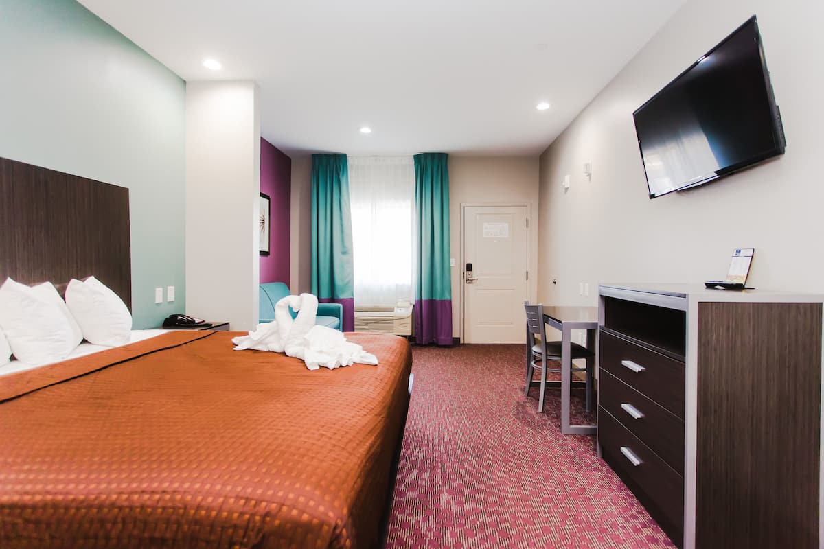 1 bedroom, down comforters, desk, laptop workspace