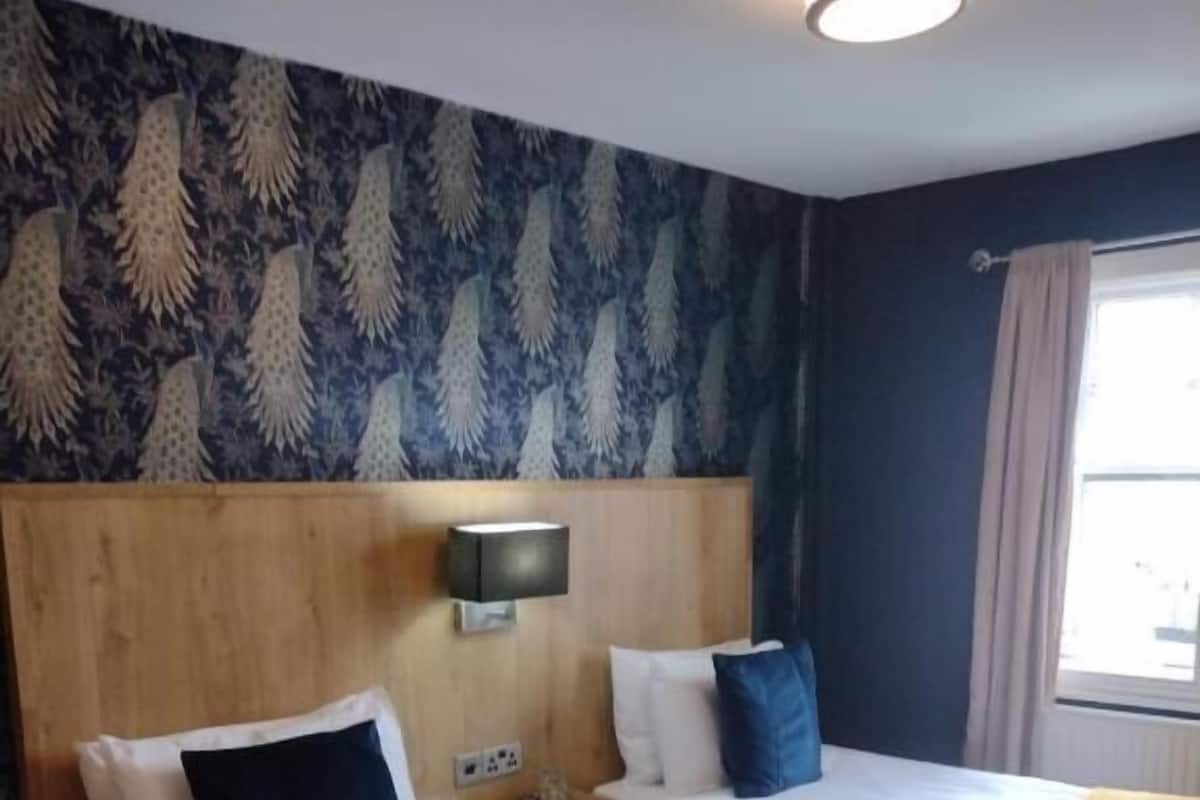 Twin Room, Ensuite | Free WiFi, bed sheets