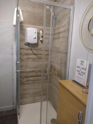 Twin Room, Ensuite - The Crown Inn - By Blunt Bars (Bristol)