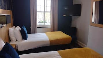 Habitación con 2 camas individuales, baño en la habitación | Wifi gratis y ropa de cama