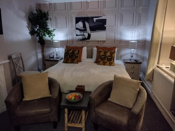 Double Room, Ensuite | Free WiFi, bed sheets - The Crown Inn - By Blunt Bars (Bristol)