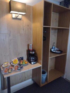 Twin Room, Ensuite | Free WiFi, bed sheets - The Crown Inn - By Blunt Bars (Bristol)