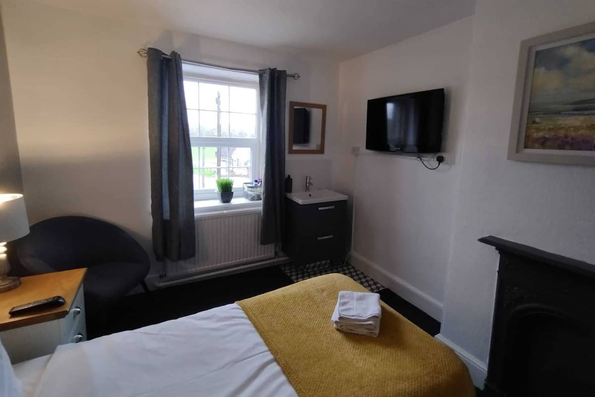 Single Room, Shared Bathroom | Free WiFi, bed sheets
