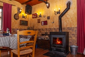 Bar (on property) - Hostal Hostatgeria Sant Jaume (La Pobla de Benifassa)