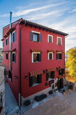 Exterior - Hostal Hostatgeria Sant Jaume (La Pobla de Benifassa)