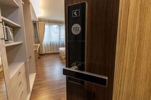 Deluxe Twin Room | Két bảo mật tại phòng, bàn, màn/rèm cản sáng 