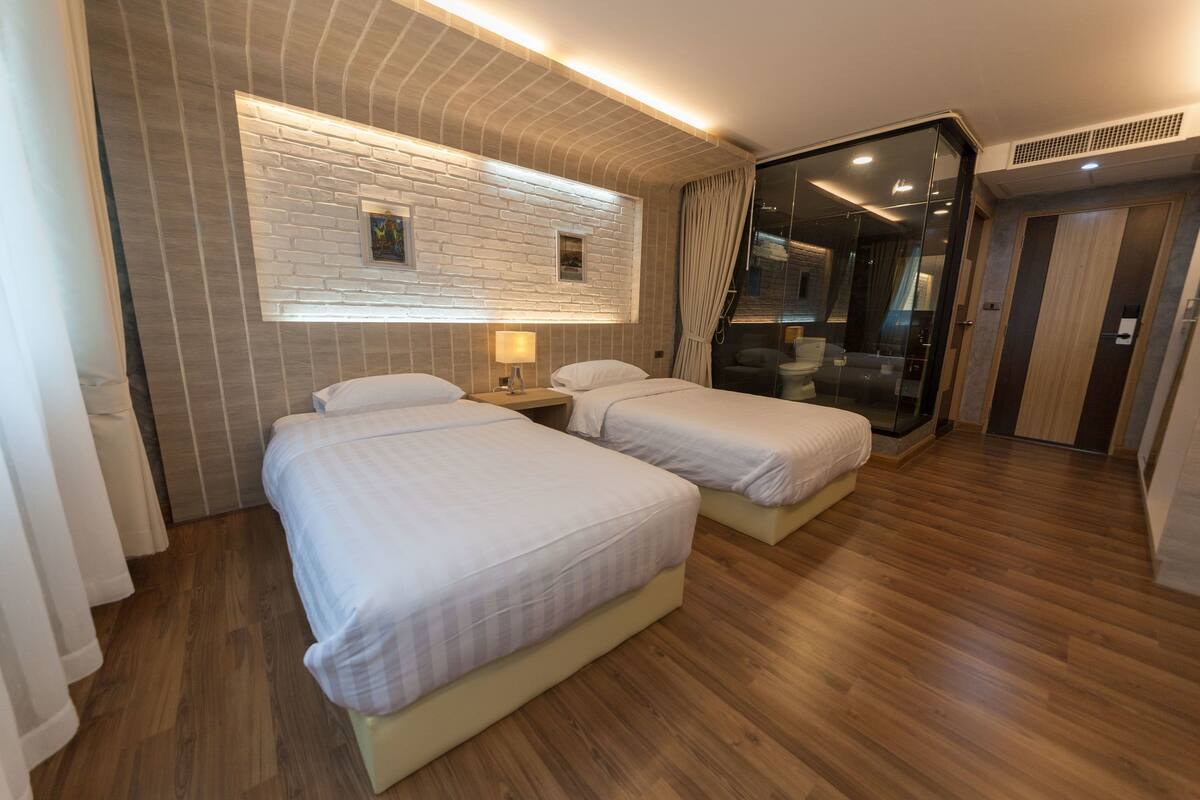 Deluxe Twin Room | 客房內保險箱、書桌、遮光布/窗簾、免費無線上網