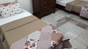 3 ๊ฐ์ ์นจ์ค, ๊ฐ๊ฐ ๋ค๋ฅด๊ฒ ๊ฐ๊ตฌ ๋น์น, ์ฑ
์, ๋ฌด๋ฃ WiFi