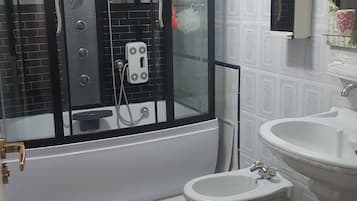 Villa, 3 Bedrooms, Accessible, Non Smoking | Bathroom | Free toiletries