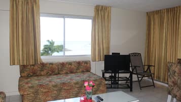 Economy Apartment, 1 Queen Bed, Non Smoking | Living room | Flat-screen TV