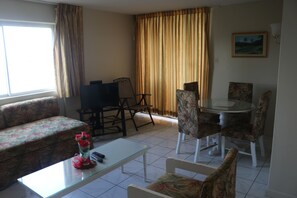 Departamento económico, 1 cama Queen size, para no fumadores | Sala de estar | Televisión de pantalla plana 