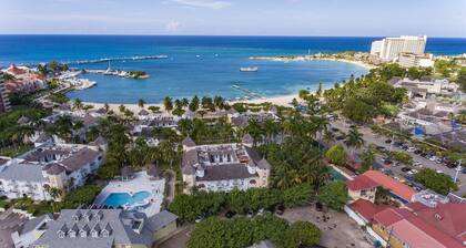 Angel Fish Beach Suites - Turtle Tower