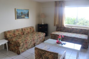 Economy Apartment, 1 Queen Bed, Non Smoking | Living room
