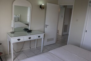 Departamento económico, 1 cama Queen size, para no fumadores | 1 habitación, tabla de planchar con plancha, wifi gratis y ropa de cama 