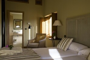 Superior kamer, 1 twee- of 2 eenpersoonsbedden | Een kluis op de kamer, geluiddichte muren, extra bedden (toeslag)