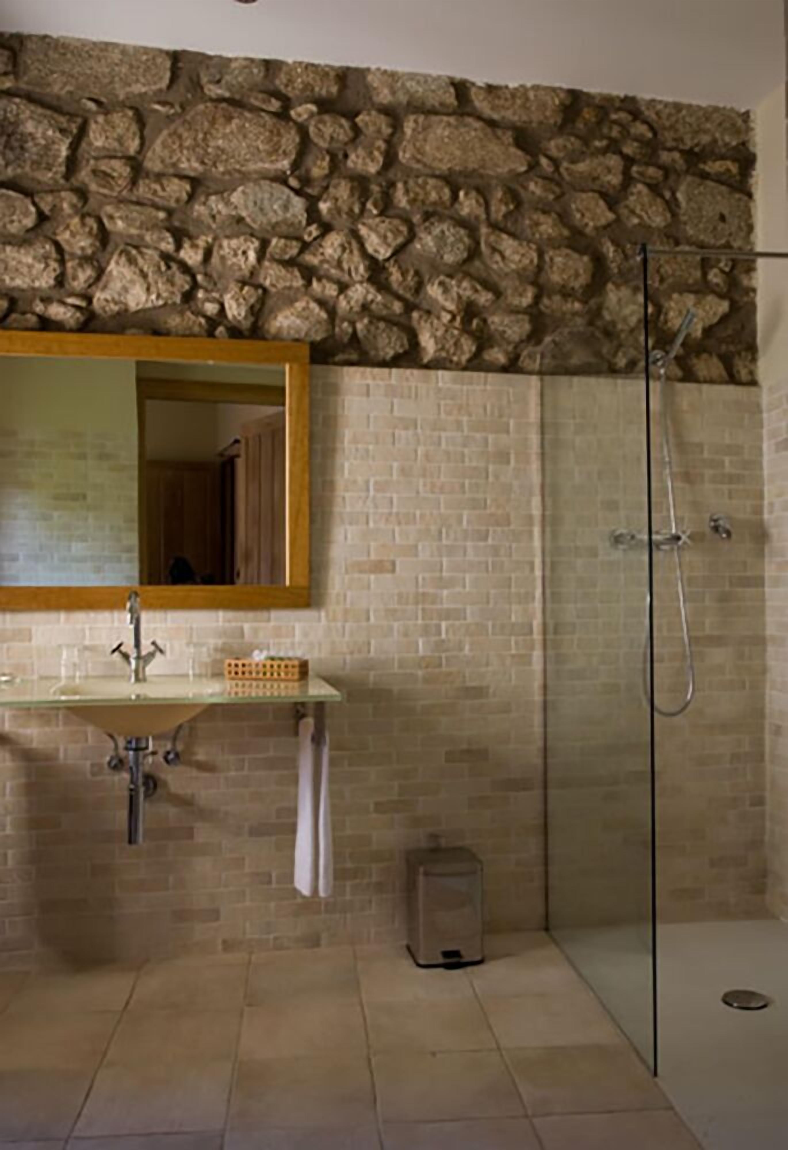 Habitación superior con 1 cama doble o 2 individuales | Ba ño | Bañera, albornoces, bidé y toallas