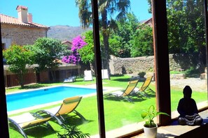 Een seizoensgebonden buitenzwembad