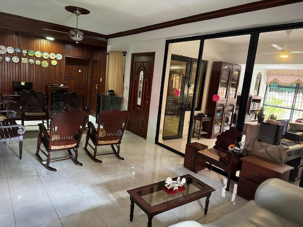 Individuell inredning, unika möbler och mörkläggningsgardiner