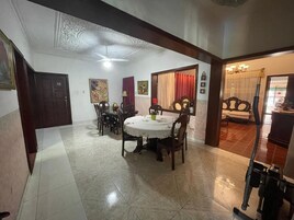 Familienapartment, 4 Schlafzimmer | Individuell dekoriert, individuell eingerichtet, Verdunkelungsvorhänge